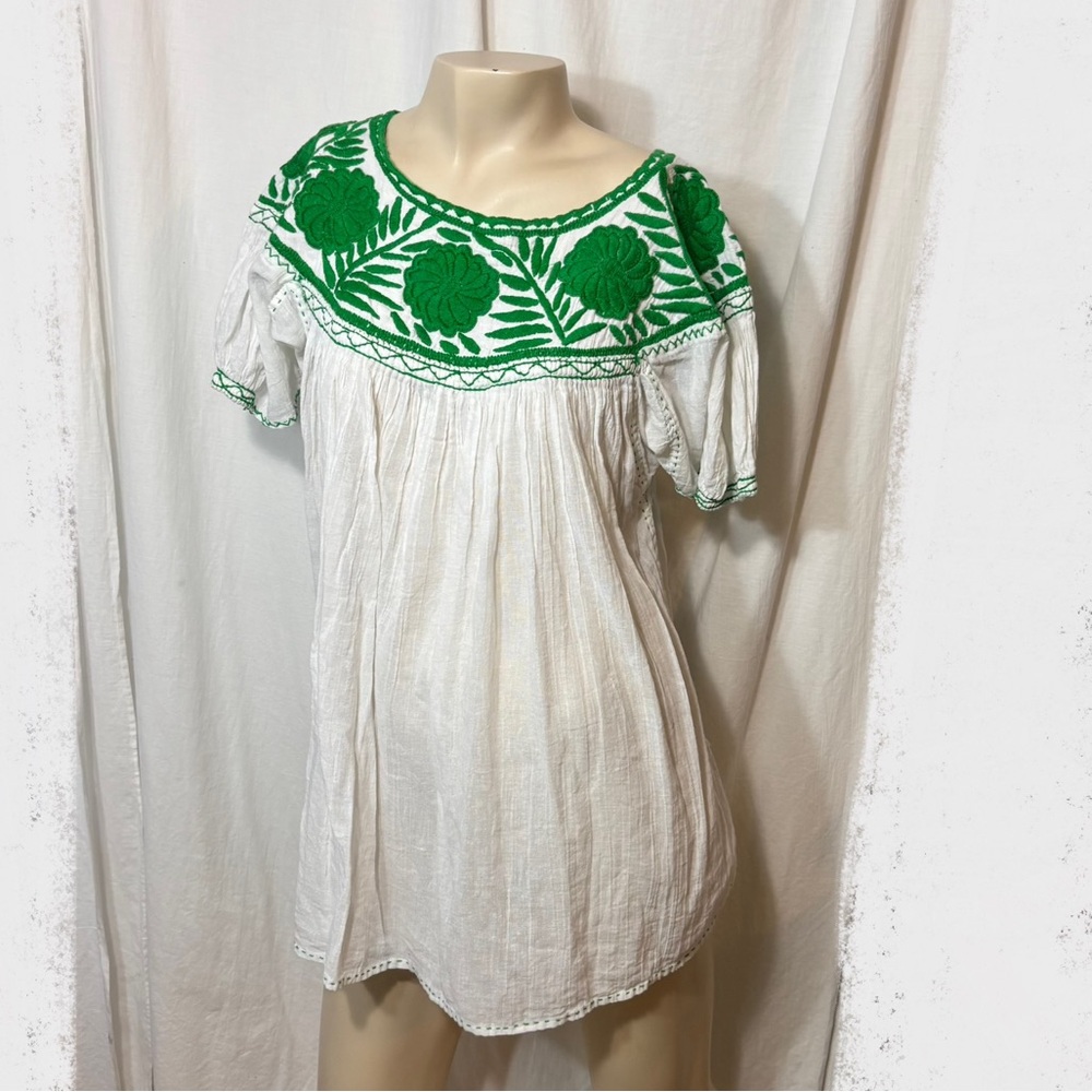SOLD Women’s Mexican green white embroidered cotton blouse top large